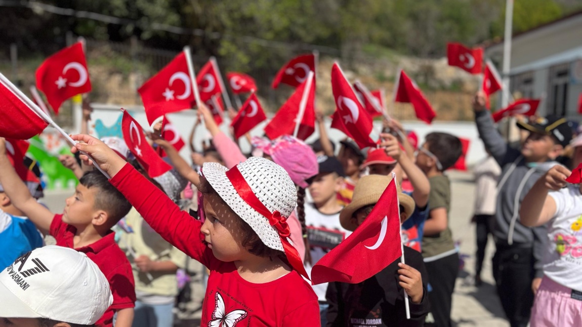 Kavaklı İlkokulu’nda 23 Nisan Coşkusu: Bayraklar ve Rüzgârgülleriyle Renklenen Yürüyüş